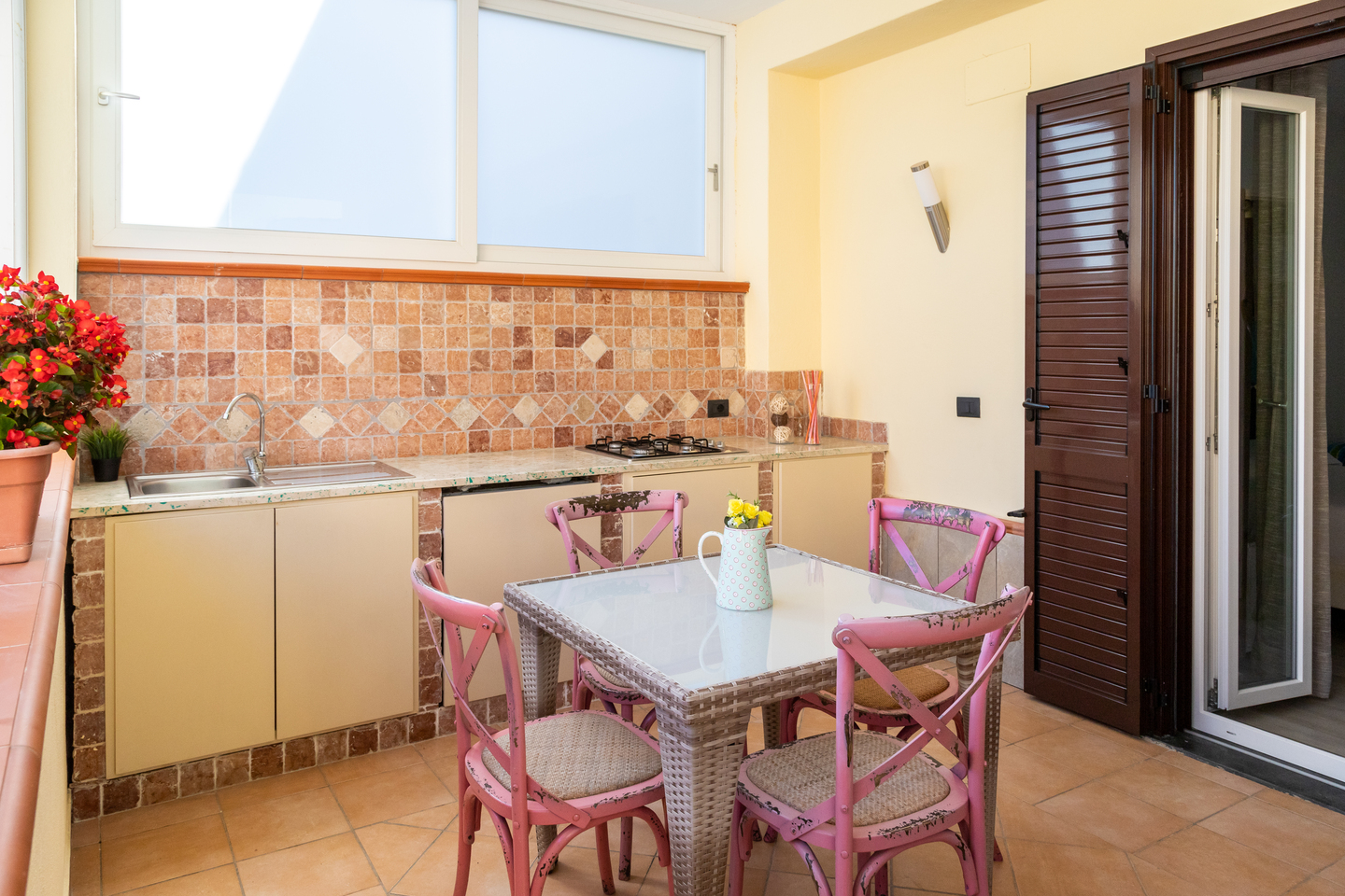 arredamento esterno con tavolo sedie e cucina sul balcone camera oceano